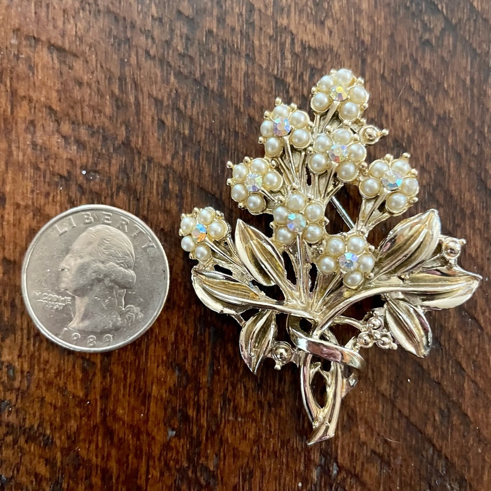 Pearl & gold floral brooch. Vintage